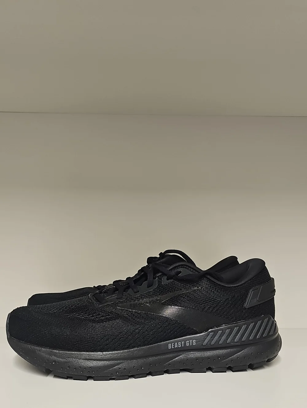 Brooks Men's Beast GTS 24 All-Black Performance Sneaker Running Shoe Sz 11